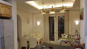 Daily full breakfast (KRW 5000 per person)