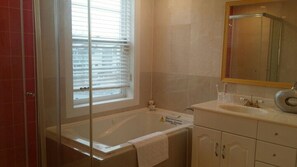 Suite | Bathroom