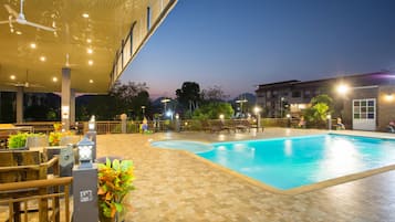 Kolam renang outdoor, dengan kursi berjemur