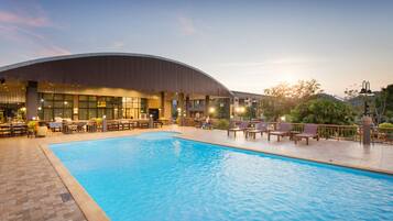 Piscina externa, espreguiçadeiras