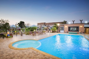 Una piscina al aire libre, tumbonas