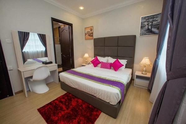 Bureau, fer et planche à repasser, Wi-Fi gratuit