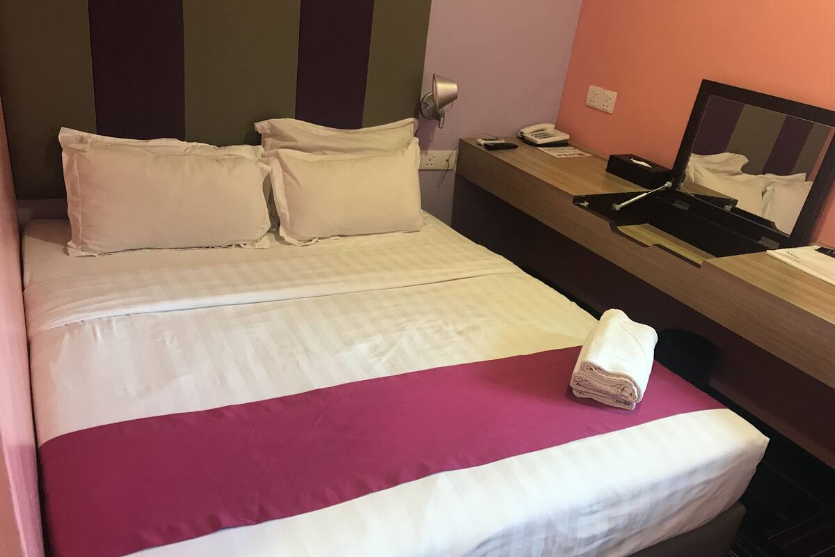 Habitación Deluxe, 1 cama Queen size | Escritorio, tabla de planchar con plancha y wifi gratis