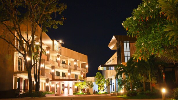 A multi-story hotel with illuminated balconies and a well-lit entrance. - Panlaan Boutique Resort (Nong Khai)