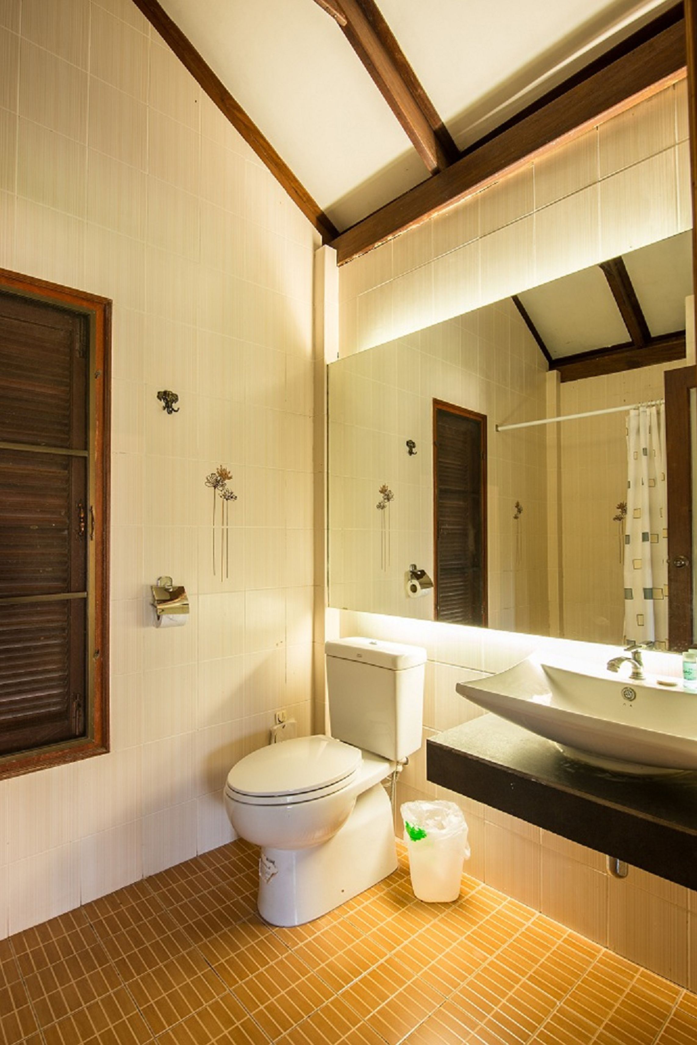 superior house | bathroom | free toiletries, hair dryer, slippers, towels