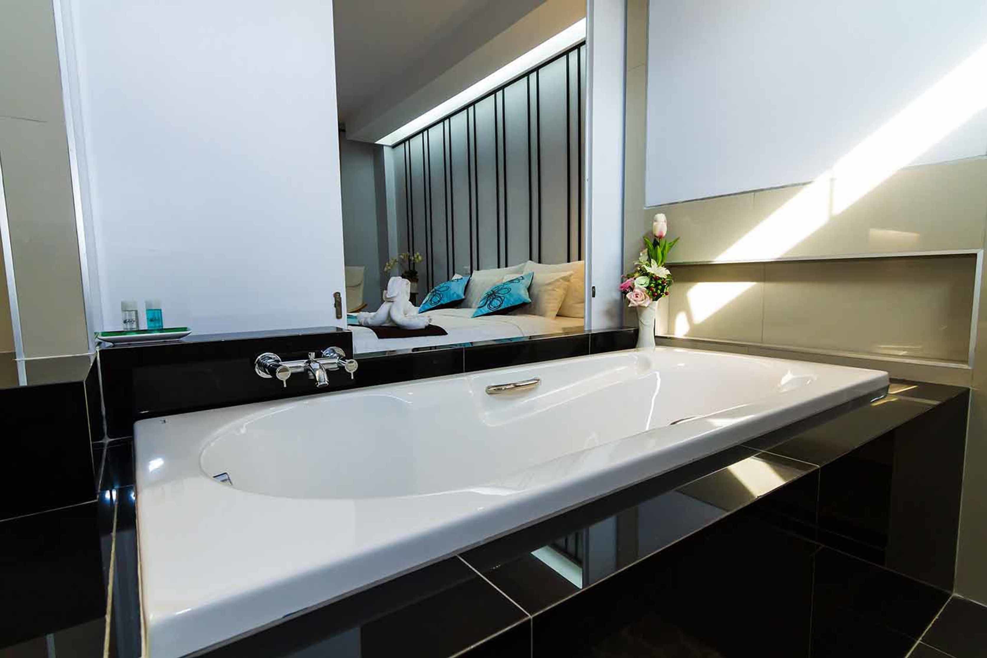 junior suite | deep-soaking bathtub