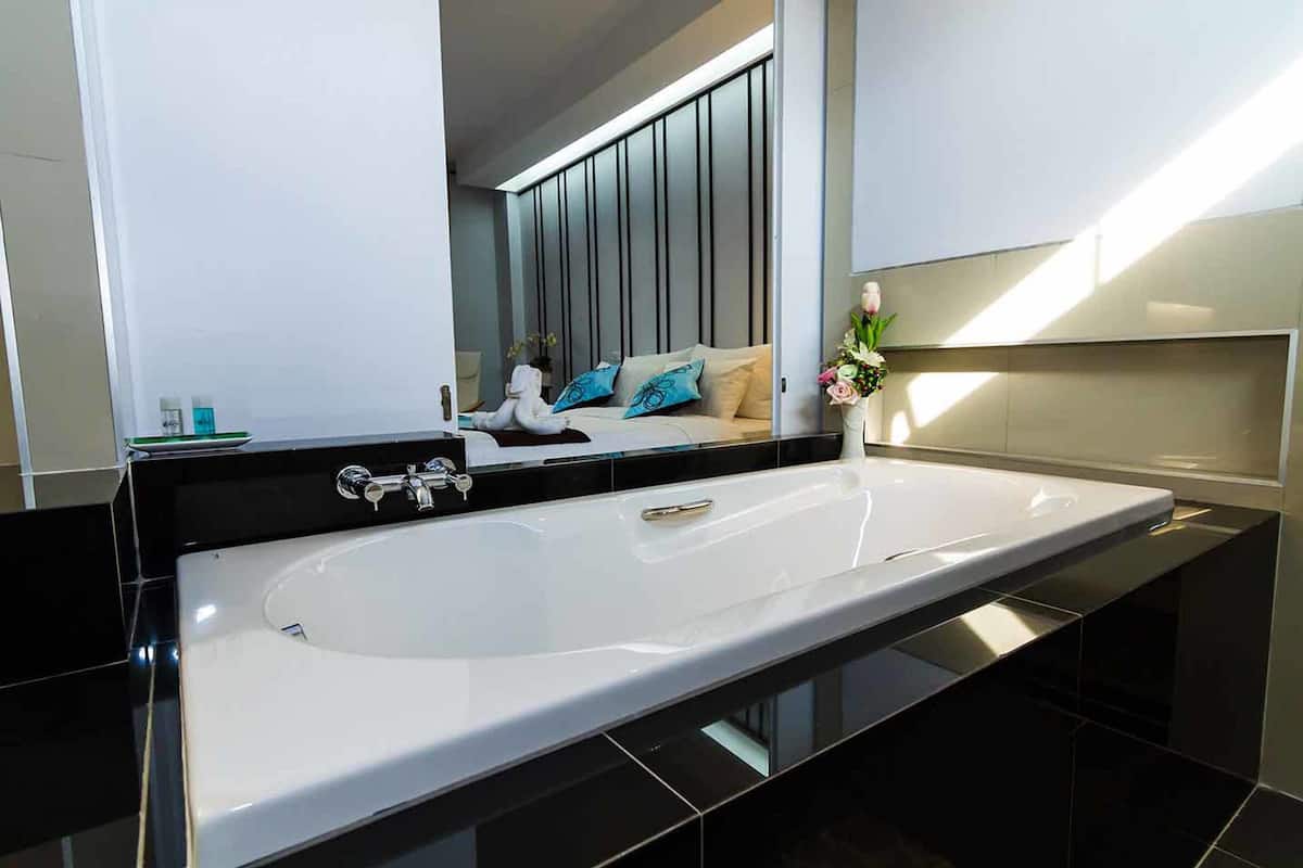 junior suite | deep-soaking bathtub