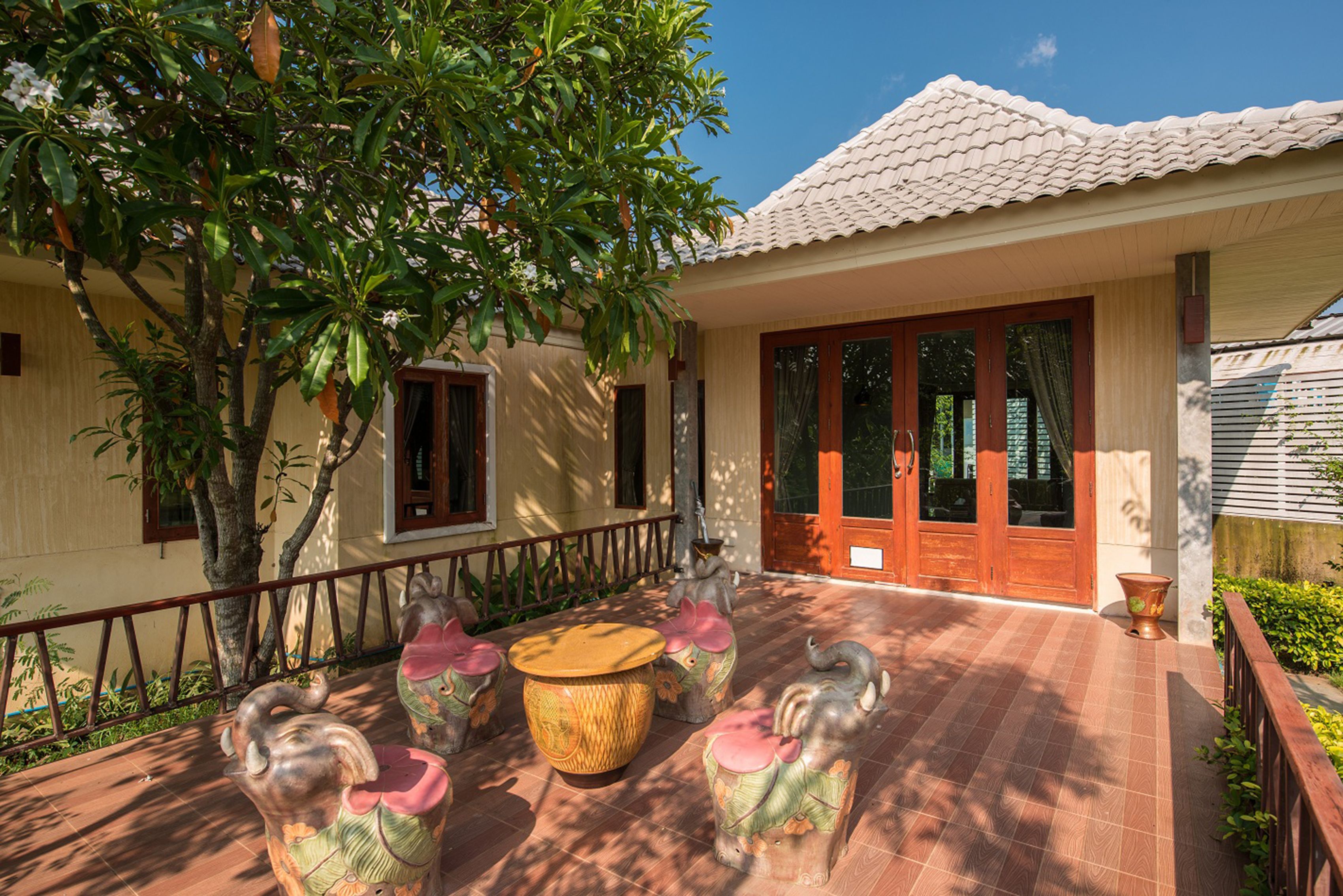 panlaan villa | terrace/patio