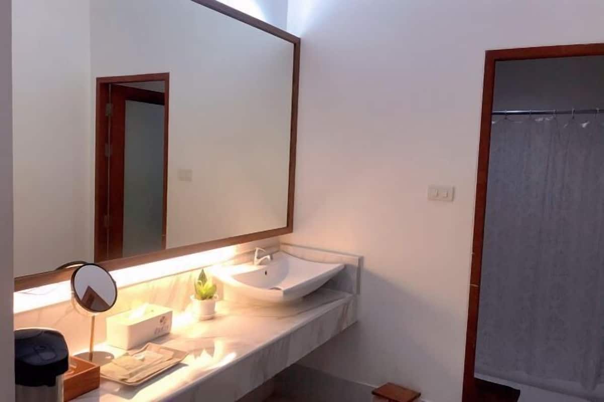 Badkamer | Gratis toiletartikelen, een haardroger, pantoffels, handdoeken