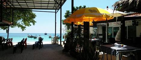 Déjeuner, dßner et souper servis sur place; cuisine thaïlandaise