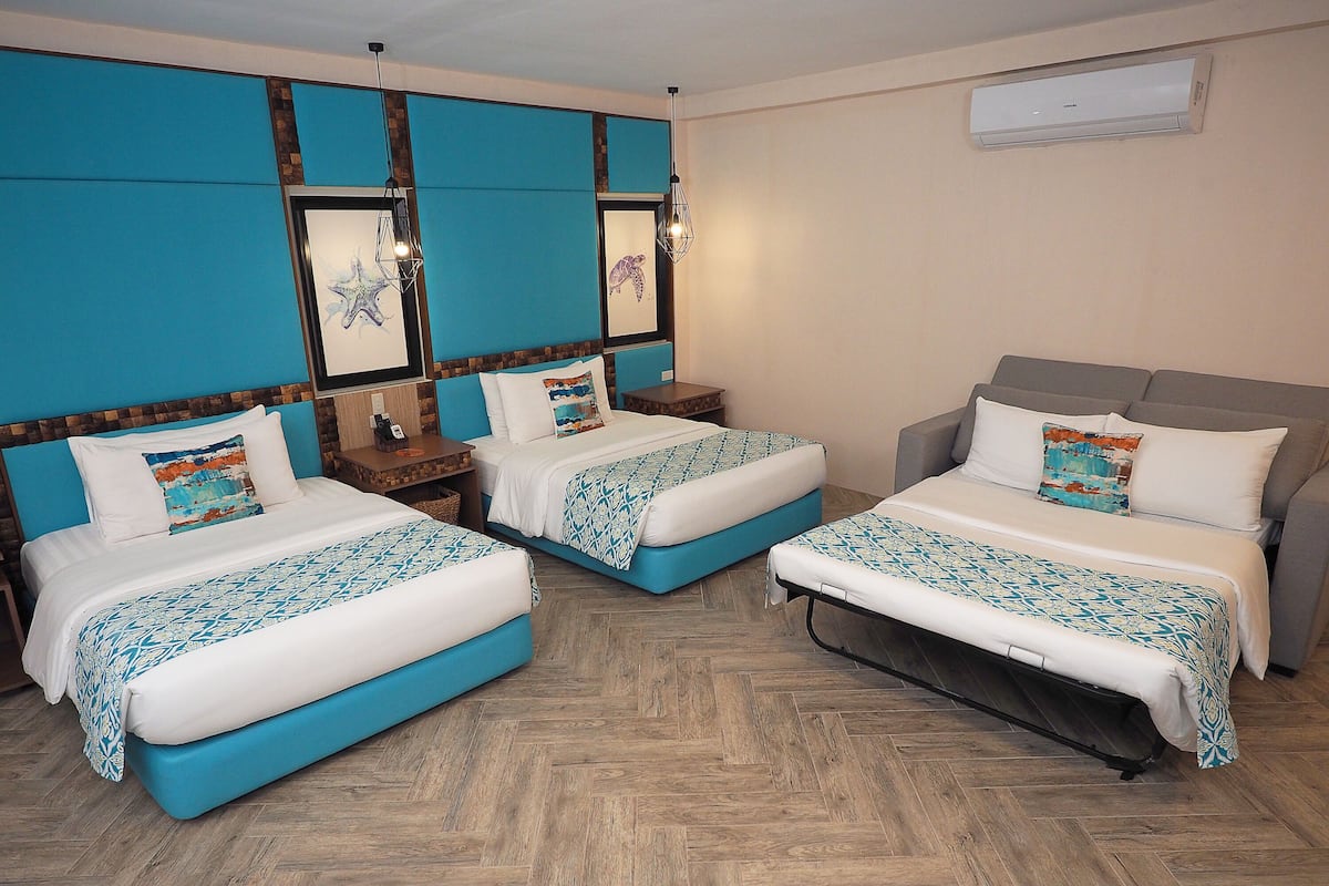 Habitación familiar, junto al lago (Premium Cabana) | Caja fuerte, escritorio, cortinas opacas