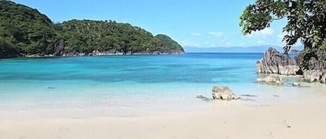 Privat strand i närheten, vit sandstrand, solstolar och parasoller