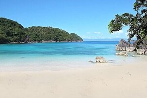Playa privada cerca, arena blanca, tumbonas y sombrillas
