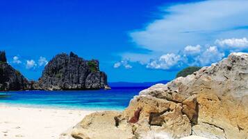 ๊ทผ์ฒ ์ ์ฉ ํด๋ณ, ๋ฐฑ์ฌ์ฅ, ์ผ๊ด์ ์์, ๋น์น ํ๋ผ์