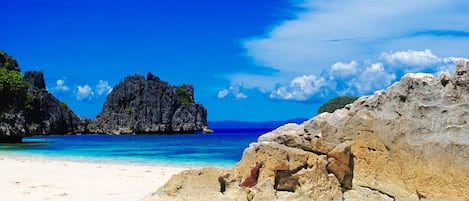 Playa privada en los alrededores, playa de arena blanca y camastros