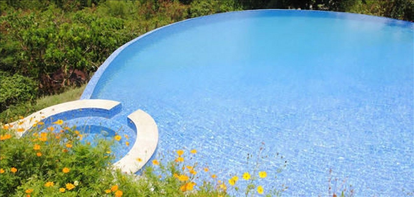 A circular pool with a blue border and a white curved design on the edge.
