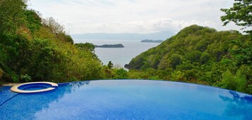 Una piscina al aire libre, tumbonas