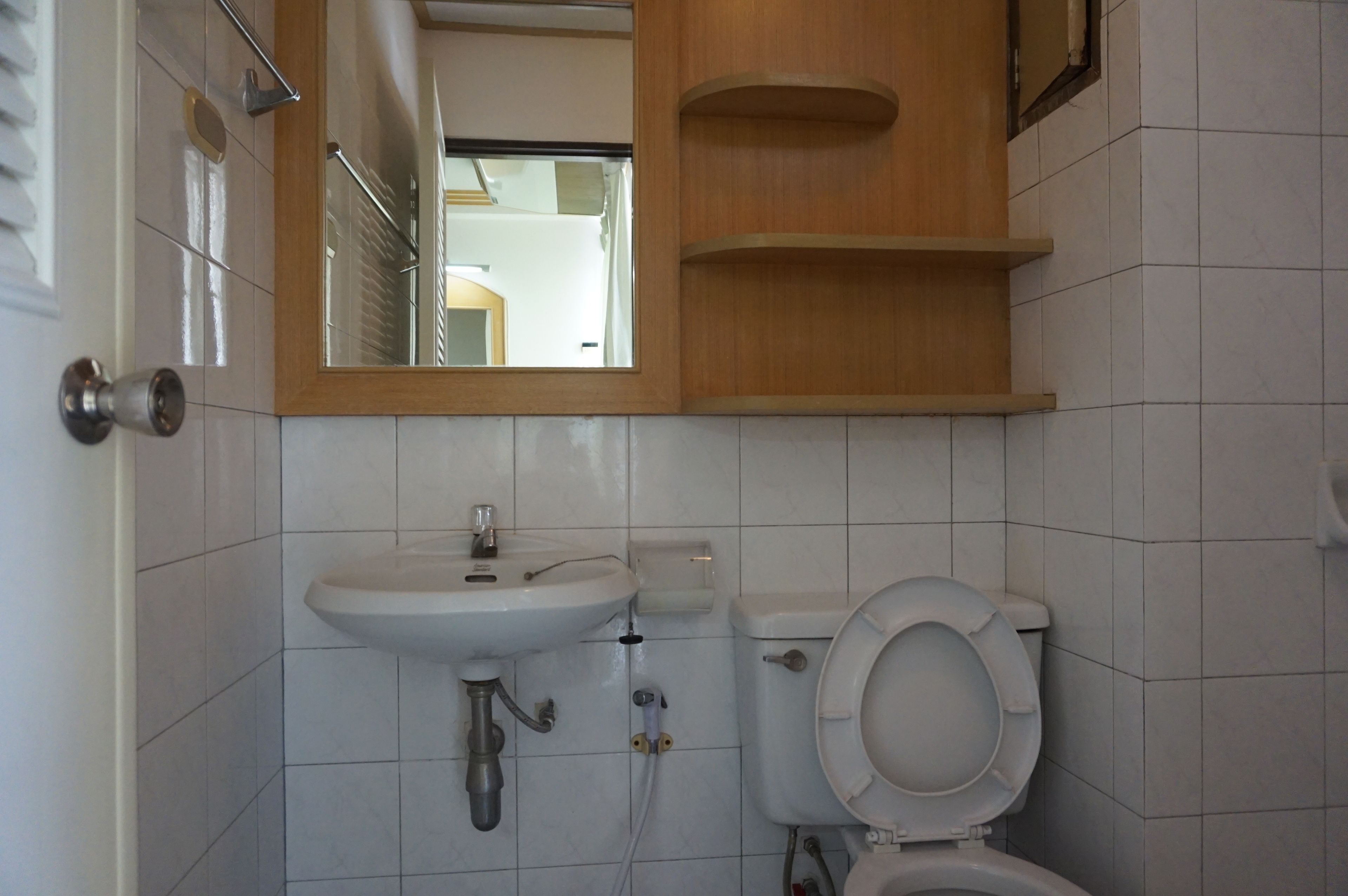 Shower, free toiletries, towels