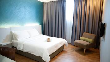 Standard Queen Room | Desk, iron/ironing board, free WiFi, bed sheets