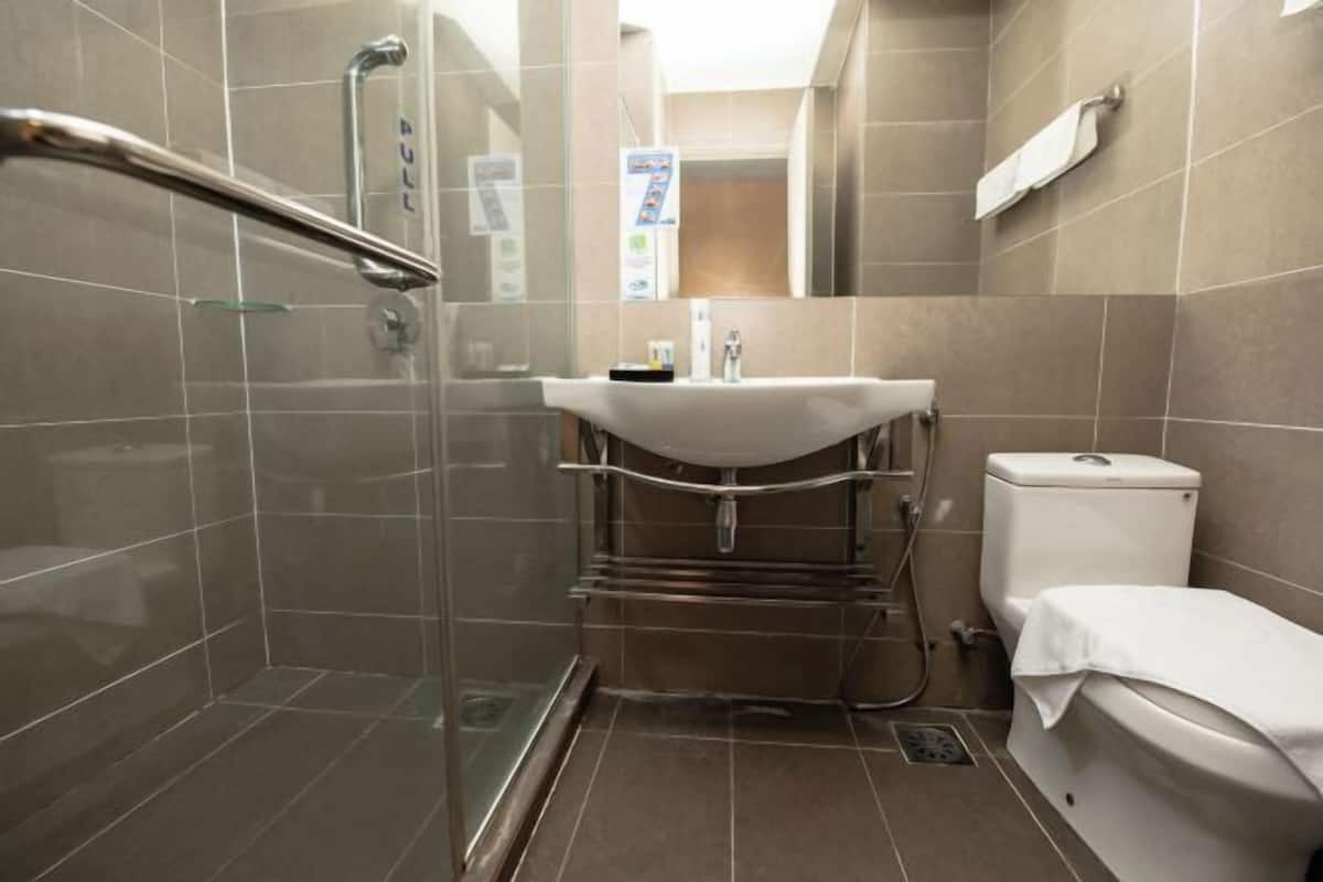 Badezimmer | Dusche, kostenlose Toilettenartikel, Haartrockner, Bidet