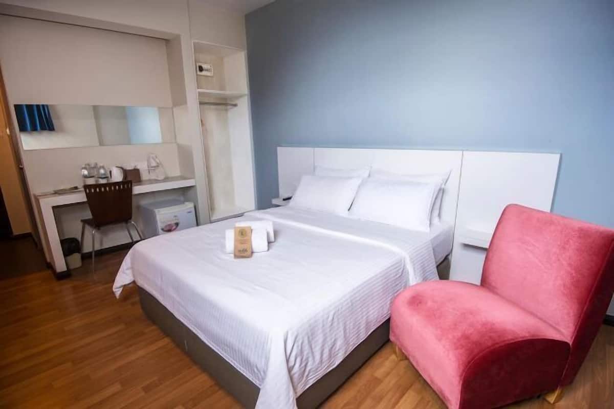 Een bureau, een strijkplank/strijkijzer, gratis wifi, beddengoed