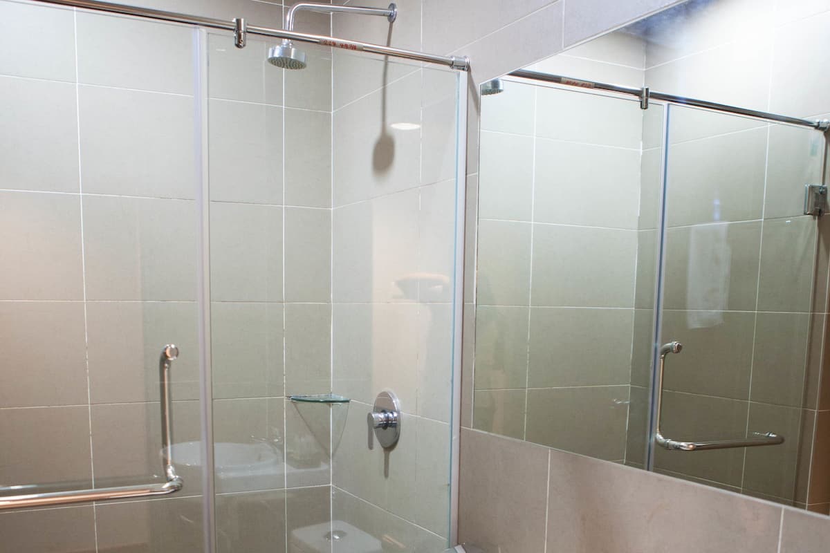 Dusche, kostenlose Toilettenartikel, Haartrockner, Bidet