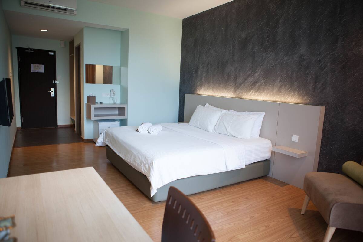 Habitación estándar, 1 cama de matrimonio grande | Escritorio, tabla de planchar con plancha, wifi gratis y ropa de cama