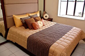Studio (for 2) | Desk, free WiFi - La Casarita (Manila)