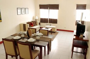 2 Bedrooms | Desk, free WiFi - La Casarita (Manila)