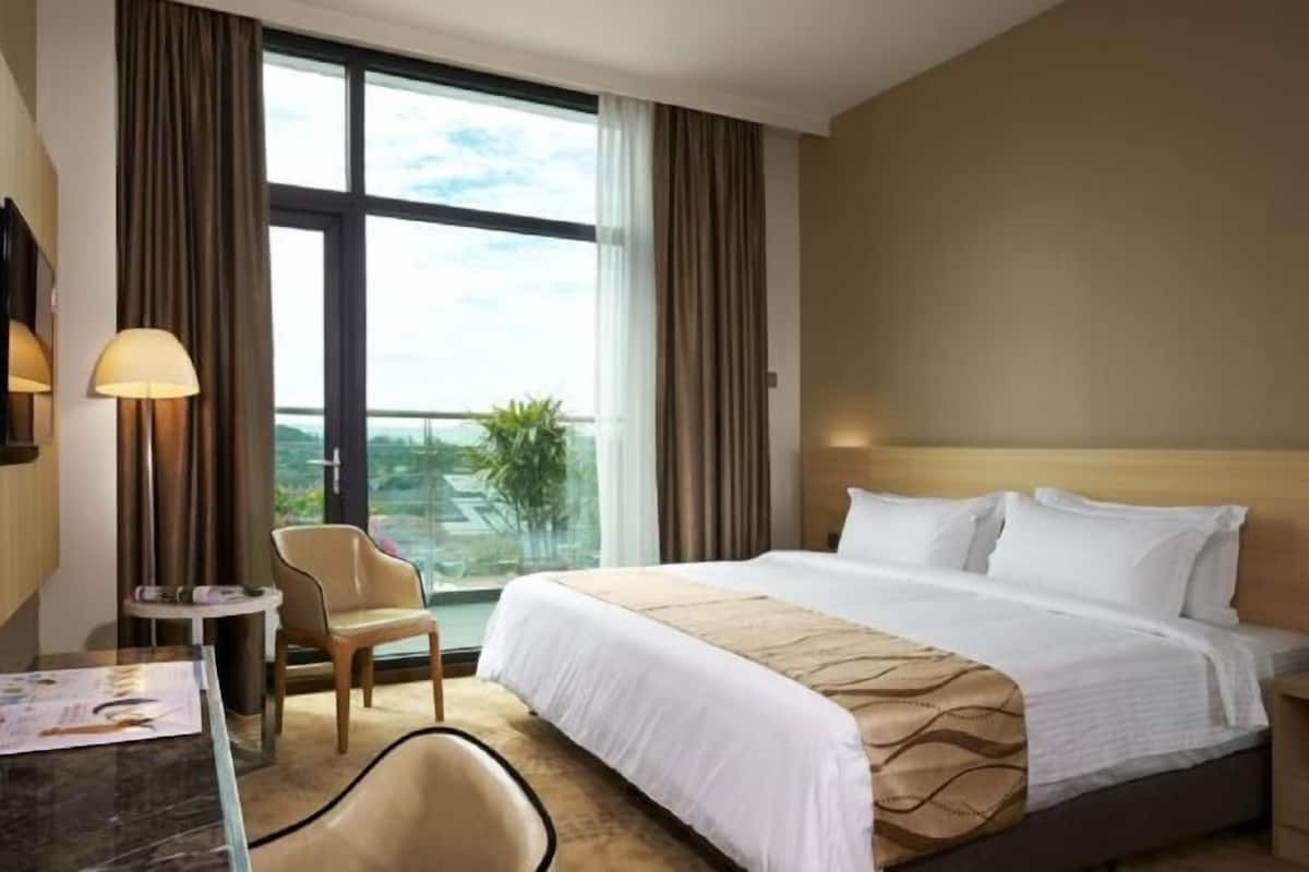 Ropa de cama de alta calidad, minibar, caja fuerte y escritorio