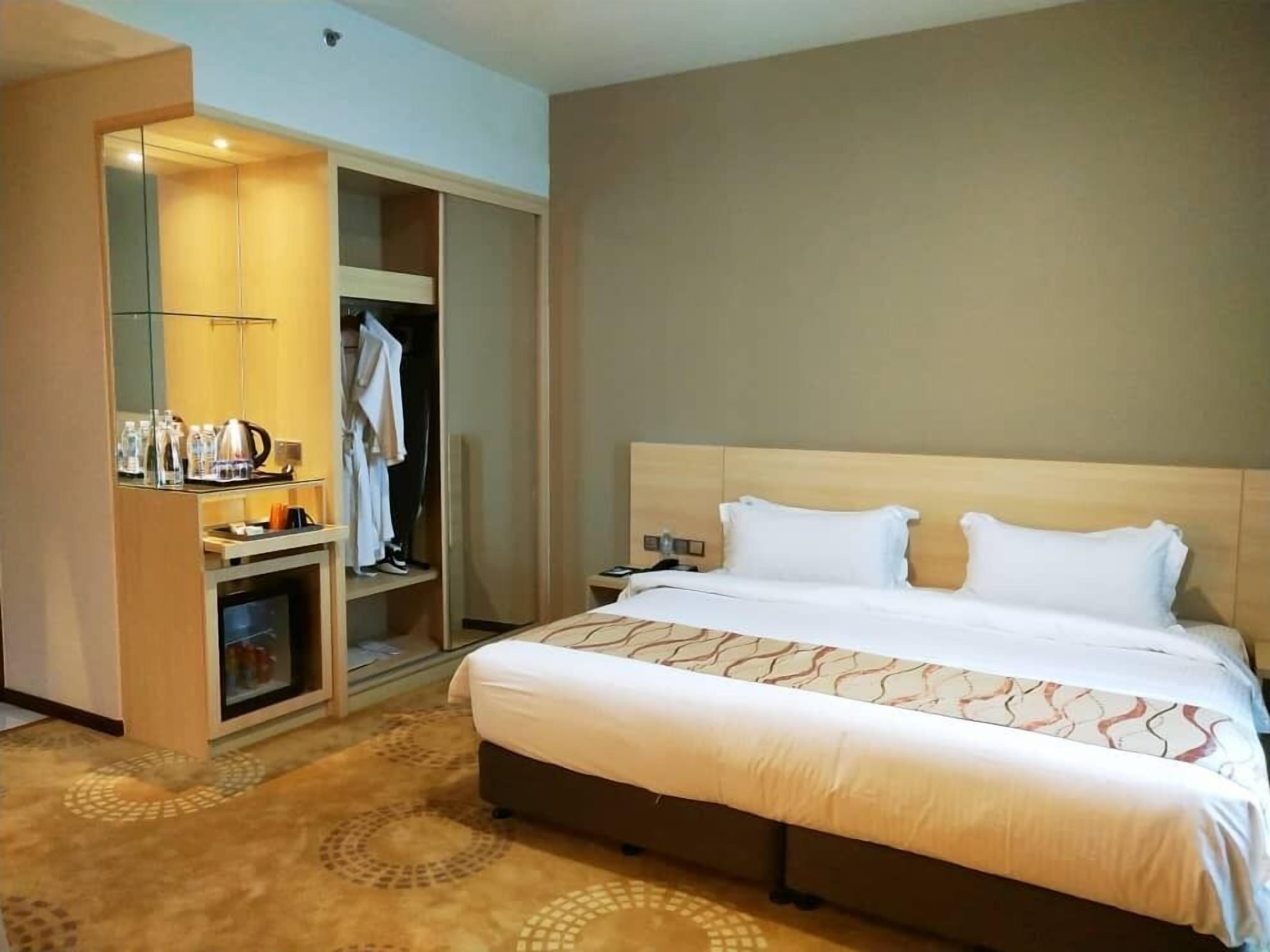 deluxe room, 1 king bed | 1 bedroom, premium bedding, minibar, in-room safe