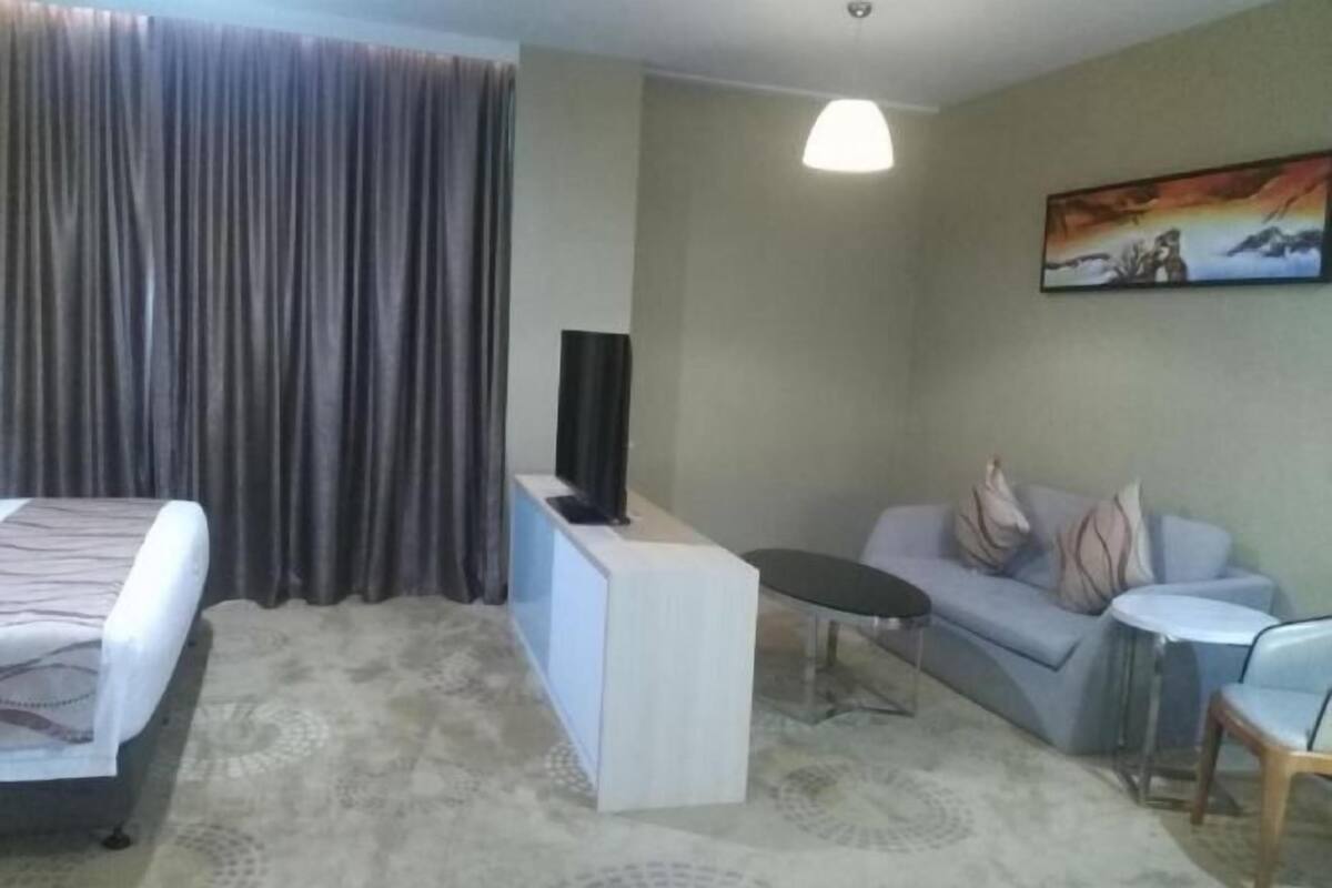 Ropa de cama de alta calidad, minibar, caja fuerte y escritorio