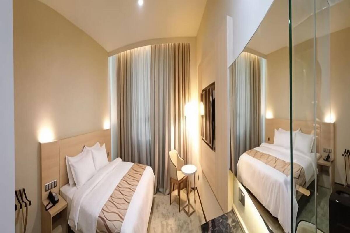 Luxe beddengoed, een minibar, een kluis op de kamer, een bureau