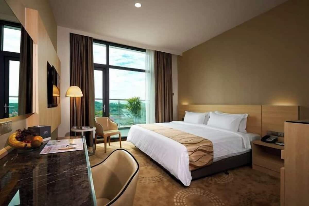 Premium bedding, minibar, in-room safe, desk