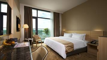 Kamar Eksekutif | Seprai premium, minibar, brankas, dan meja kerja