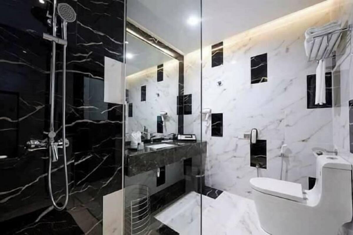 Baño | Ducha, artículos de higiene personal gratuitos y secador de pelo