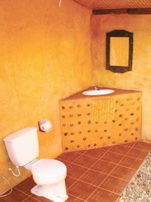 Shower, free toiletries, towels - Akha Hill House (Chiang Rai)