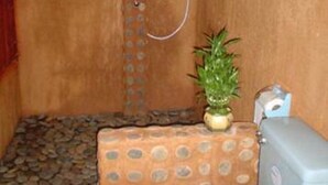 Shower, free toiletries, towels - Akha Hill House (Chiang Rai)