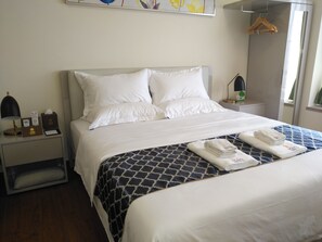 Habitación Deluxe, 1 cama de matrimonio grande, vistas al jardín | Ropa de cama de alta calidad, escritorio, cortinas opacas