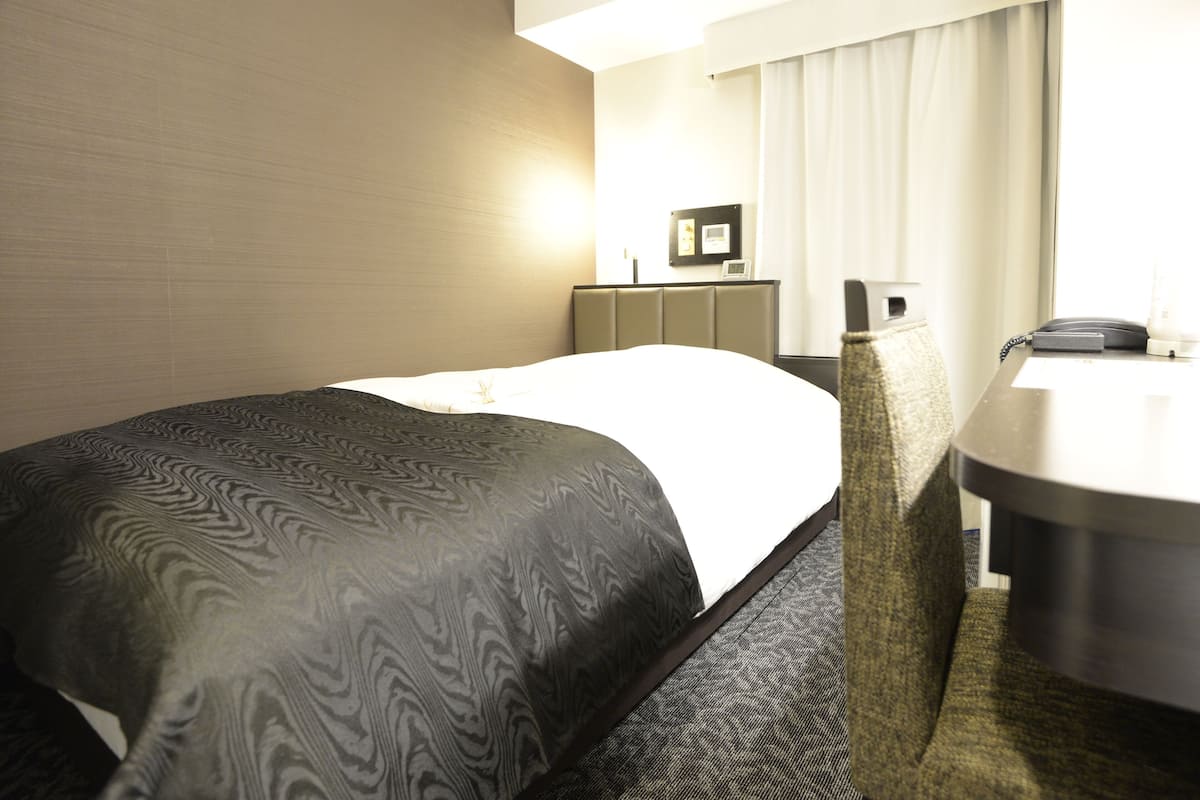 Desk, soundproofing, free WiFi, bed sheets