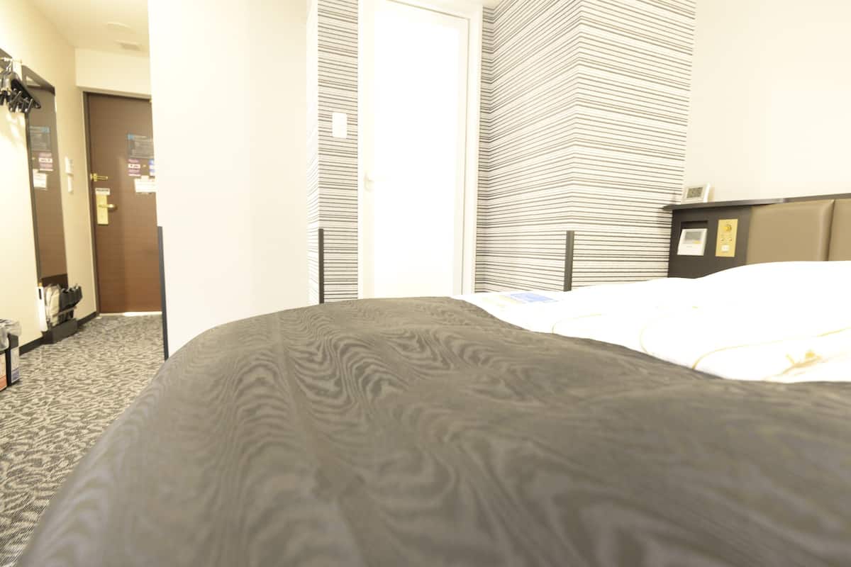Desk, soundproofing, free WiFi, bed sheets