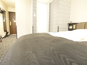Desk, soundproofing, free WiFi, bed sheets - APA Hotel Kamataeki-Higashi (Tokyo)