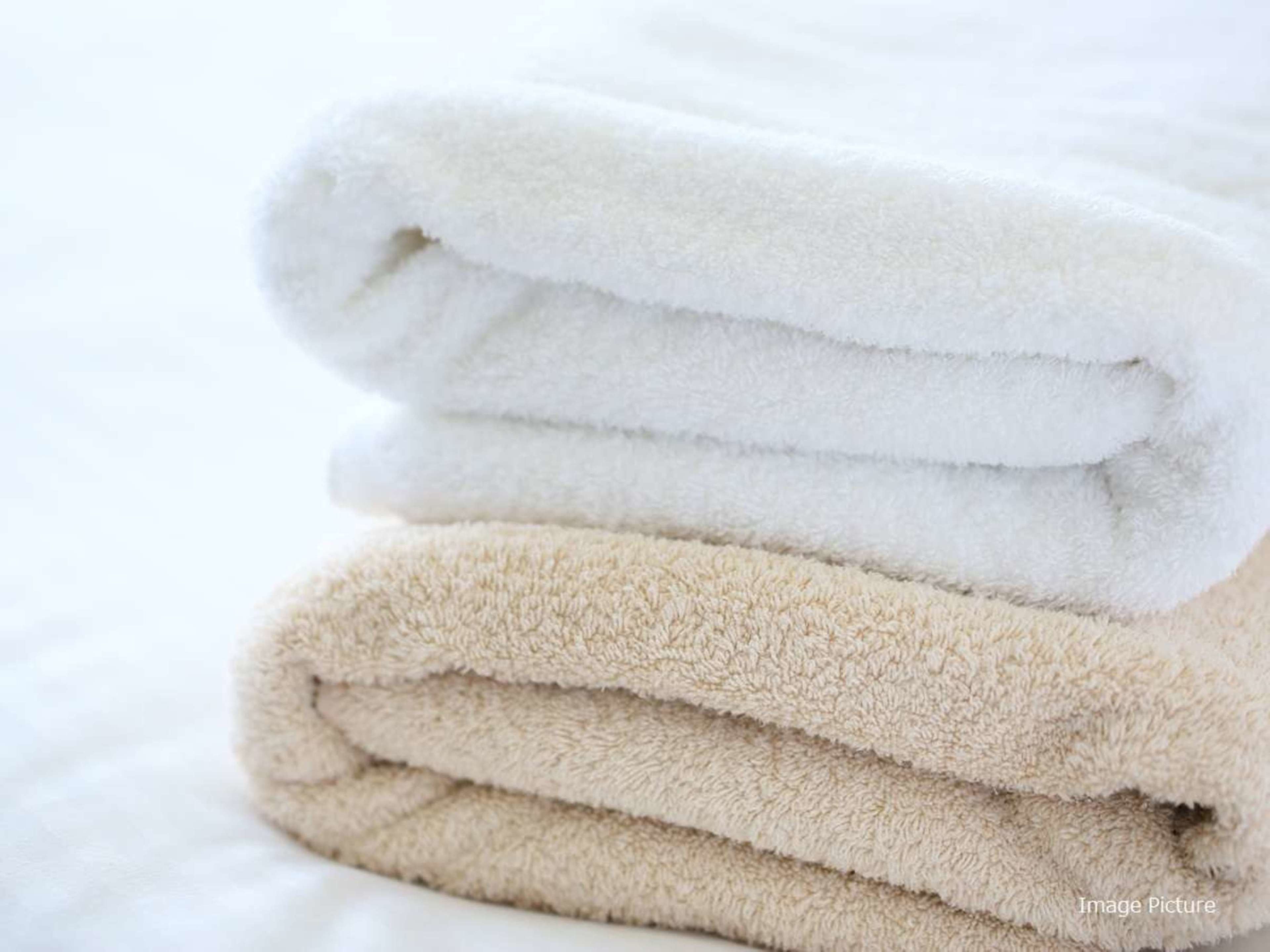 combined shower/bathtub, deep-soaking bathtub, free toiletries