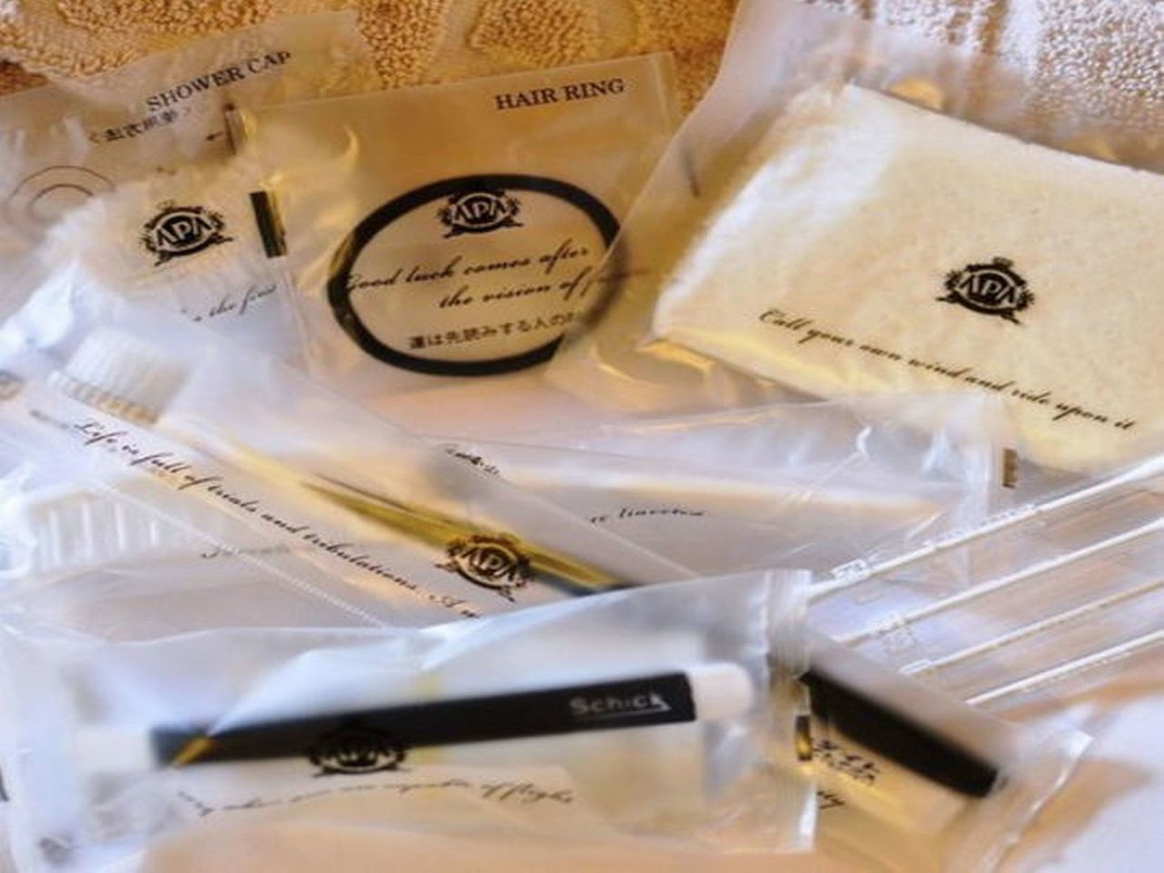 combined shower/bathtub, deep-soaking bathtub, free toiletries