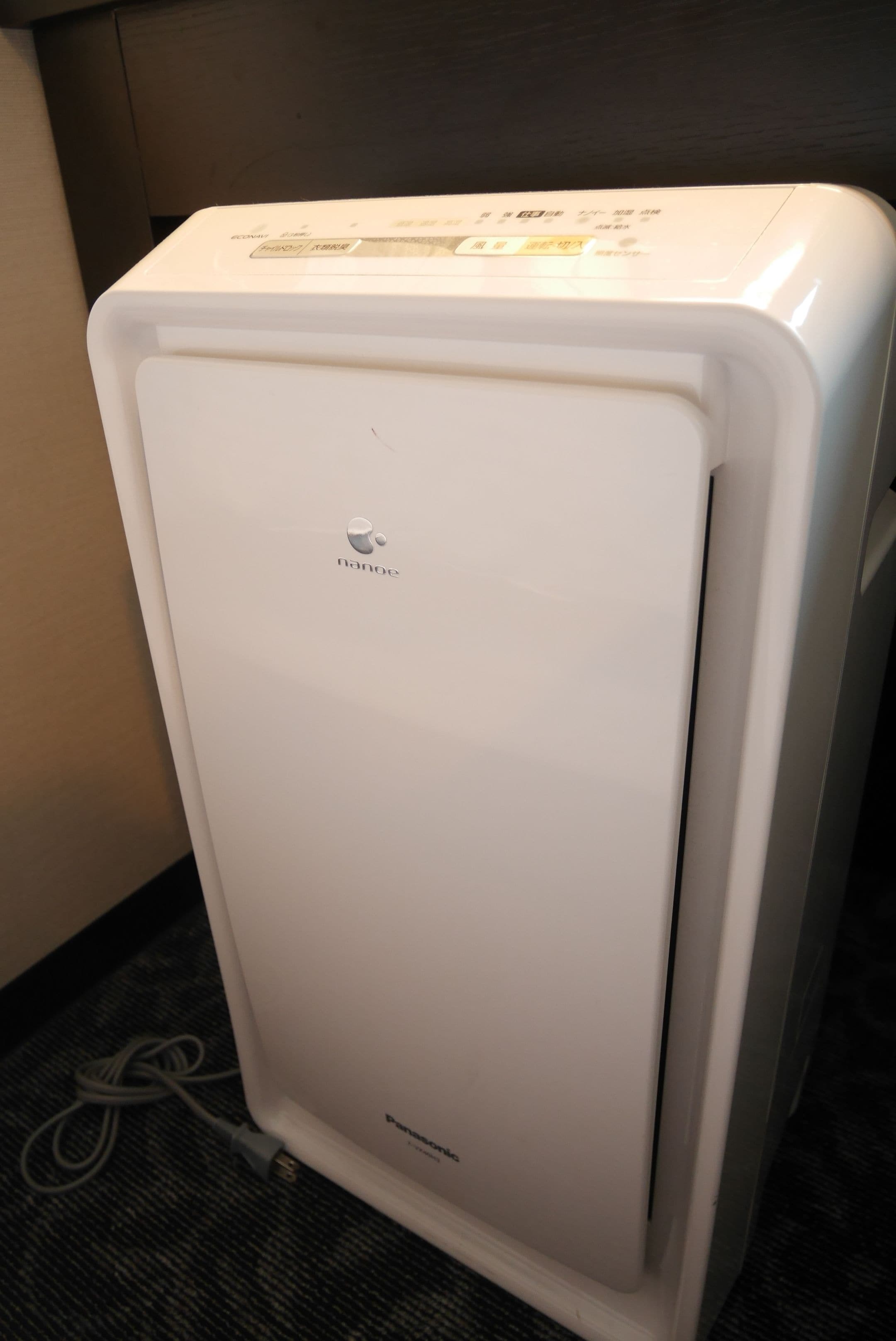 Un radiateur portatif blanc, doté d’un panneau de commande et d’un câble d’alimentation branché.