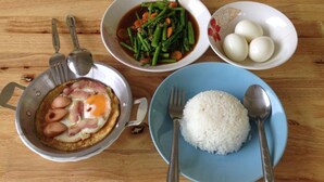 A meal consisting of fried eggs with ham, a bowl of green beans, a bowl of boiled eggs, and a plate of white rice. - Milin Guesthouse (Chiang Rai)