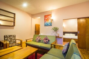 Flat-screen TV - Khamsum Inn (Thimphu)