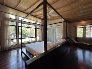 4 chambres, coffres-forts dans les chambres, bureau, rideaux occultants