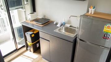 Deluxe Room | Private kitchenette | Full-sized fridge, microwave, stovetop, coffee/tea maker