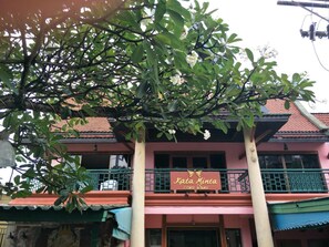 A building with a sign reading "Kata Minta".